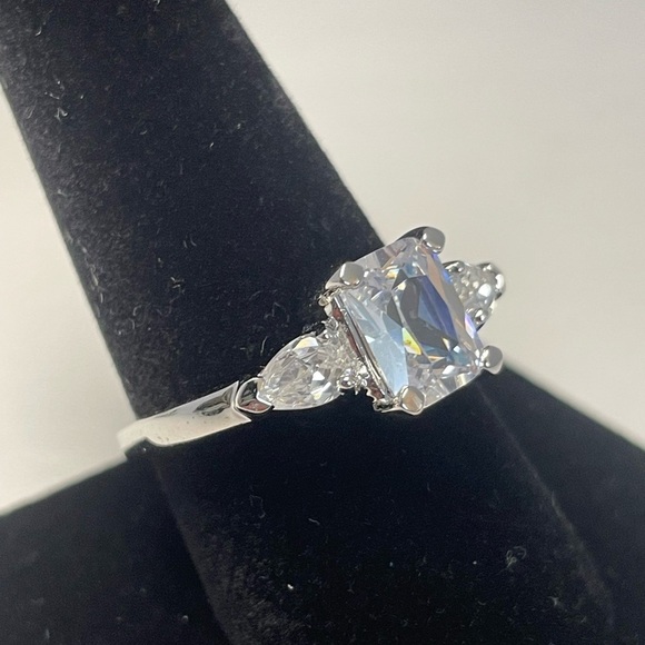 Rectangular cut cubic zirconia solitare ring with side cz accents. Size 10 - Picture 9 of 9